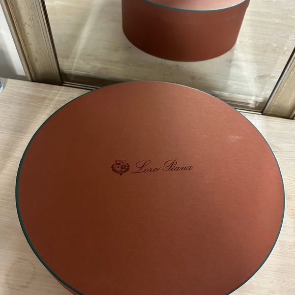 COPY - Loro piana huge round box as it for sale!!!!🤎🤎 - Picture 3 of 5